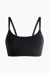 Top deportivo negro con escote redondo, doble tirante en los hombros y diseño de sujeción media.