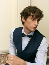 Chaleco formal sastrero Harrington Select de color azul marino, con cuello en V, cierre frontal de botones y bolsillos ribeteados.
