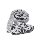 Pashmina de tela liviana con estampado floral en tonos blanco, gris y negro, con bordes decorados con patrones geométricos.