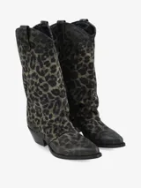 Bota de caña media estilo western, confeccionada en cuero con estampado animal print de leopardo y acabado desgastado. Presenta un taco cuadrado bajo y punta ligeramente afinada.