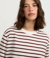 Remera oversized de algodón BCI, color blanco con rayas horizontales negras, cuello redondo y mangas cortas.