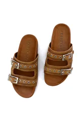 Sandalias de cuero color tostado, con doble tira sobre el empeine, ojales metálicos y hebillas plateadas ajustables.
