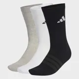 Pack de tres pares de medias Adidas de media caña con amortiguación en la plantilla y refuerzo en el arco plantar. Incluye un par gris, uno blanco y uno negro, cada uno con el logo de la marca bordado.