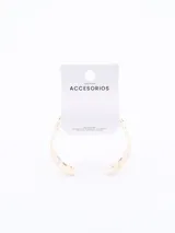 Brazalete rígido dorado con textura martillada y diseño calado.