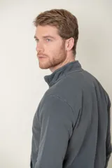 Campera de algodón con cuello alto y cierre frontal, de diseño liso y corte clásico.