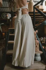 Pantalón Siroco de color beige, de corte palazzo, con cintura elástica y tiro alto.