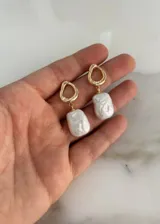 Aros colgantes con perlas barrocas de río y gancho de plata 925 con baño de oro.