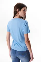 Remera de manga corta con escote en V, de corte recto y acabado melange.