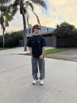 Pantalón de jean estilo baggy, de corte holgado y tiro medio, confeccionado en denim de tela pesada en tono celeste claro.