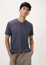 Camiseta de manga corta color rojo con cuello en V.