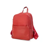 Mochila roja de nylon resistente con detalle en simil cuero. Tiene cierre principal, bolsillo frontal, bolsillo trasero con cierre y bolsillos laterales. Las correas son a tono.