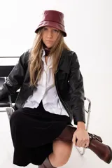 Gorro tipo bucket color bordó, confeccionado en cuero con diseño de líneas limpias y terminación pulida.
