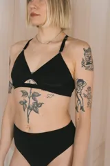 Culotte less de tiro alto color negro, confeccionado en suave algodón con diseño de ajuste cómodo.