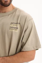 Remera oversize verde de manga corta y cuello redondo, con pequeño estampado gráfico en el pecho con la inscripción "Sixty Nine".