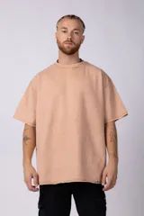 Remeron de algodón rústico con efecto de lavado gastado, corte oversize, cuello redondo y mangas cortas con terminaciones al corte.