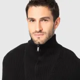 Sweater de punto grueso color negro, con cuello alto y cierre frontal parcial metálico. Presenta puños y ruedo acanalados, con un diseño de calce holgado.