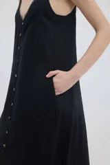 Vestido midi lencero marrón de lino, con escote en V pronunciado con aplique de encaje en contraste, breteles regulables y botonadura frontal decorativa.