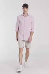 Camisa de manga larga a rayas verticales rojas y blancas, de corte recto y cuello clásico.