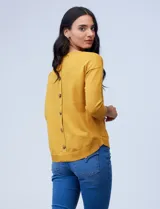 Sweater amarillo de tejido fino con espalda abotonada y mangas 3/4 con puño elastizado.