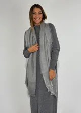 Pashmina gris con diseño de líneas entrecruzadas y terminaciones con flecos.