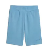 Short deportivo Puma Ess N°1 Logo color celeste, confeccionado en felpa con cintura elástica y cordón ajustable. Presenta el logotipo y nombre de la marca bordados en la pierna izquierda.