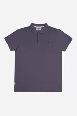 Remera polo clásica color rosado, con bolsillo frontal y calce regular.