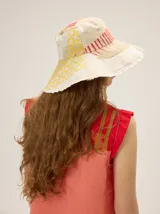 Sombrero tipo bucket pintado a mano, confeccionado en mezcla de lino y algodón, con diseño exclusivo y ala ancha.