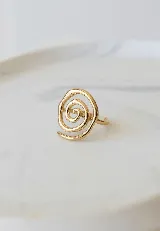 Anillo abierto ajustable con diseño de espiral orgánica en acabado dorado.