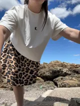 Minifalda acampanada con estampado animal print.