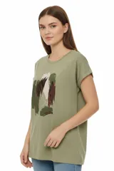 Remera de algodón verde militar con diseño estampado y detalles de foil en el frente, corte holgado y mangas cortas con vuelta.