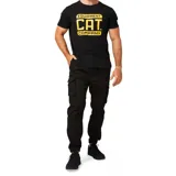 Pantalón cargo negro de corte recto con bolsillos laterales y puños elásticos en los tobillos.