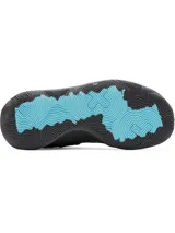 Championes de básquetbol Under Armour modelo GS Jet 25, color negro con detalles en celeste. Presentan un diseño de corte medio con parches extraíbles con velcro, entresuela Micro G para mayor amortiguación y suela de goma resistente para un mejor agarre en la cancha.