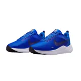Championes de running Nike Downshifter 12, color negro con detalles en rojo y suela blanca. Presentan el logo de la marca en el lateral y un diseño ligero y transpirable.
