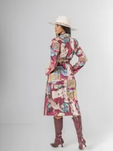 Tapado largo de mujer con estampado artístico abstracto en tonos rojizos, burdeos, azules y beige. Posee cuello solapa y calce recto.