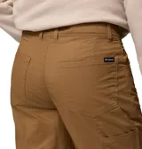 Pantalón de corte recto y estilo casual, confeccionado en tela resistente de color marrón, con cierre frontal y bolsillos laterales.