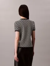 Remera de punto Calvin Klein de manga corta y cuello redondo, con estampado integral del logo y diseño en blanco y negro.
