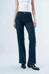 Pantalón de jean estilo wide leg en color azul oscuro, con costuras en contraste color cobre y tiro medio.
