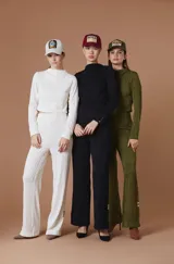 Pantalón de corte recto y silueta amplia, confeccionado en tejido con textura plisada de líneas verticales onduladas. Presenta cintura elástica y una caída fluida.
