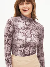 Polera de cuello alto con estampado de piel de serpiente en tonos lila y marrón.