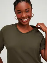 Camiseta de manga corta color rojo con cuello en V.