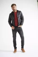 Campera de plumas liviana para hombre, con diseño acolchado, cierre frontal completo, capucha y bolsillos laterales. Presenta un logo estampado en el pecho.