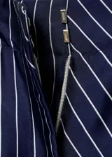Pantalon de corte recto y diseño fluido con acabado satinado. Presenta un estampado de rayas verticales con detalles de franjas horizontales en el ruedo, cierre frontal con botón y cremallera, pinzas en la cintura y bolsillos laterales.