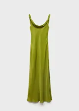 Vestido largo de fiesta en tejido satinado color verde, con escote drapeado, tirantes anchos y espalda también drapeada. Presenta un diseño entallado con cierre de cremallera lateral y una sutil textura en la tela.