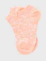 Calcetín corto de algodón color rosado con estampado de hojas blancas y borde superior con detalle de ondas.