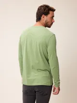 Remera de manga larga color bordó, con cuello redondo y pequeño logo bordado en el pecho.