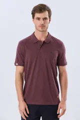 Remera polo de manga corta en color azul melange, con cuello camisero, cierre frontal de dos botones y pequeño bordado en el pecho.