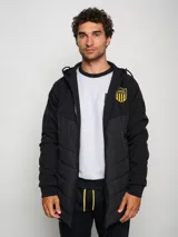 Parka negra con capucha, cierre frontal con cremallera, bolsillos laterales con cremallera y escudo del Club Atlético Peñarol en el pecho.