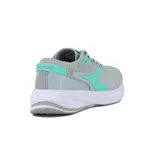 Championes deportivos Diadora modelo Rush para mujer, color gris claro con detalles en verde menta. Presentan una capellada de malla transpirable, logo Diadora en el lateral y una suela blanca gruesa.