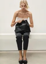 Jeans de corte mom-fit y tiro alto, color negro gastado, con diseño clásico de cinco bolsillos, cierre de cremallera y botón.