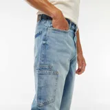 Pantalón de jean celeste de corte recto, con bolsillos delanteros y traseros.